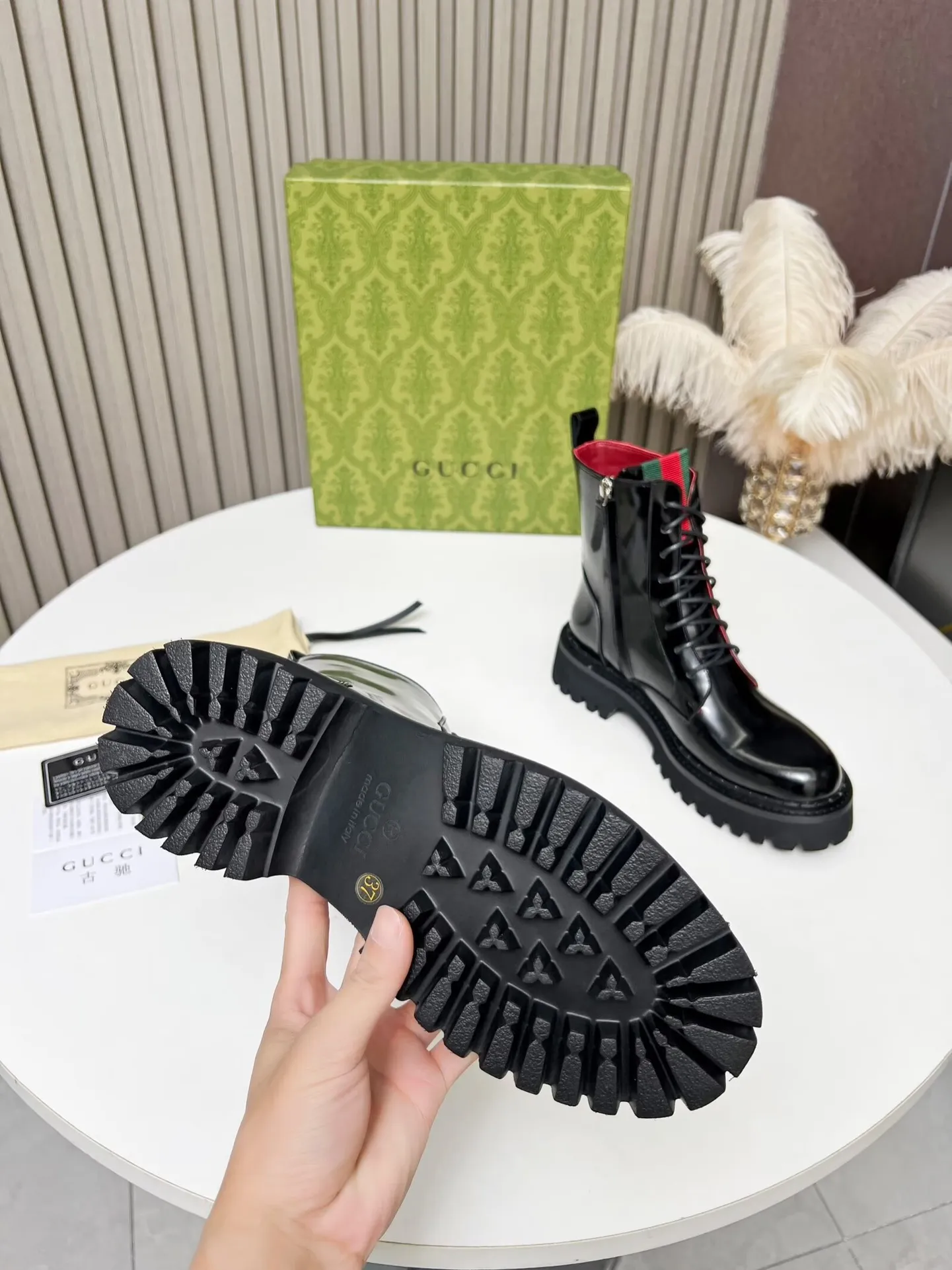 👟👟Ex-factory price 620👟👟 2025 latest version of Gucci GUCCI versatile strappy Martin boots, easy to put on and take off 'Branded webbing color matching Heel height: 5cm Fabric: cowhide/open edge beads Inner/foot pads: red cowhide 🐂 The outsole is made of foam outsole Color: black Code number: 34-40. 34 and 41 42 need to be customized Packaging: Comes with card and cloth bag.